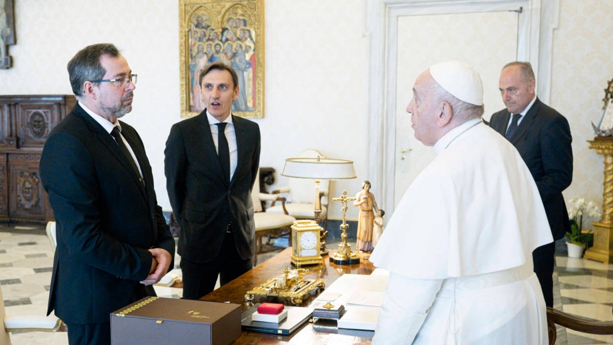 Pope Francis Addressing The Public In Vatican City Wallpaper