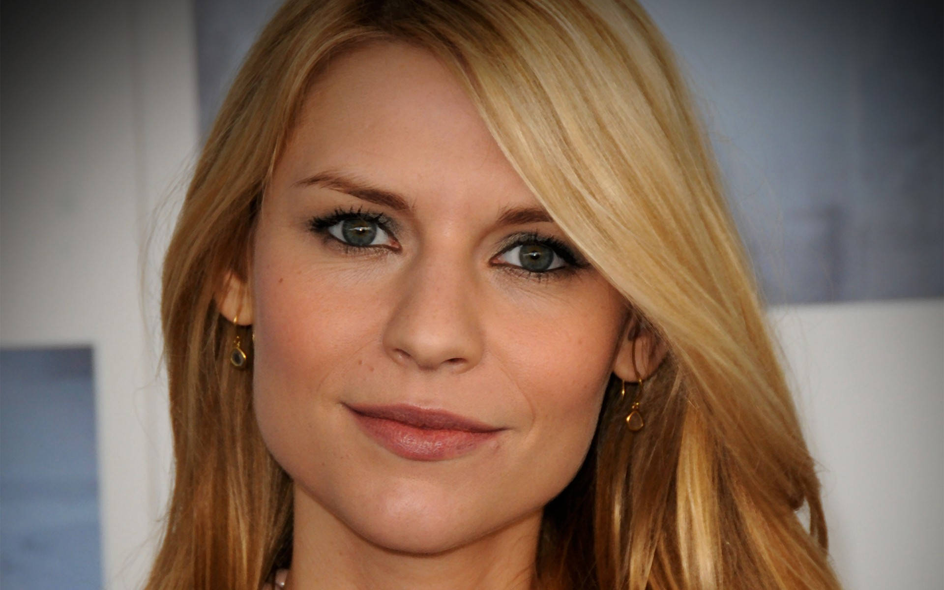 Portrait Of Claire Danes Wallpaper