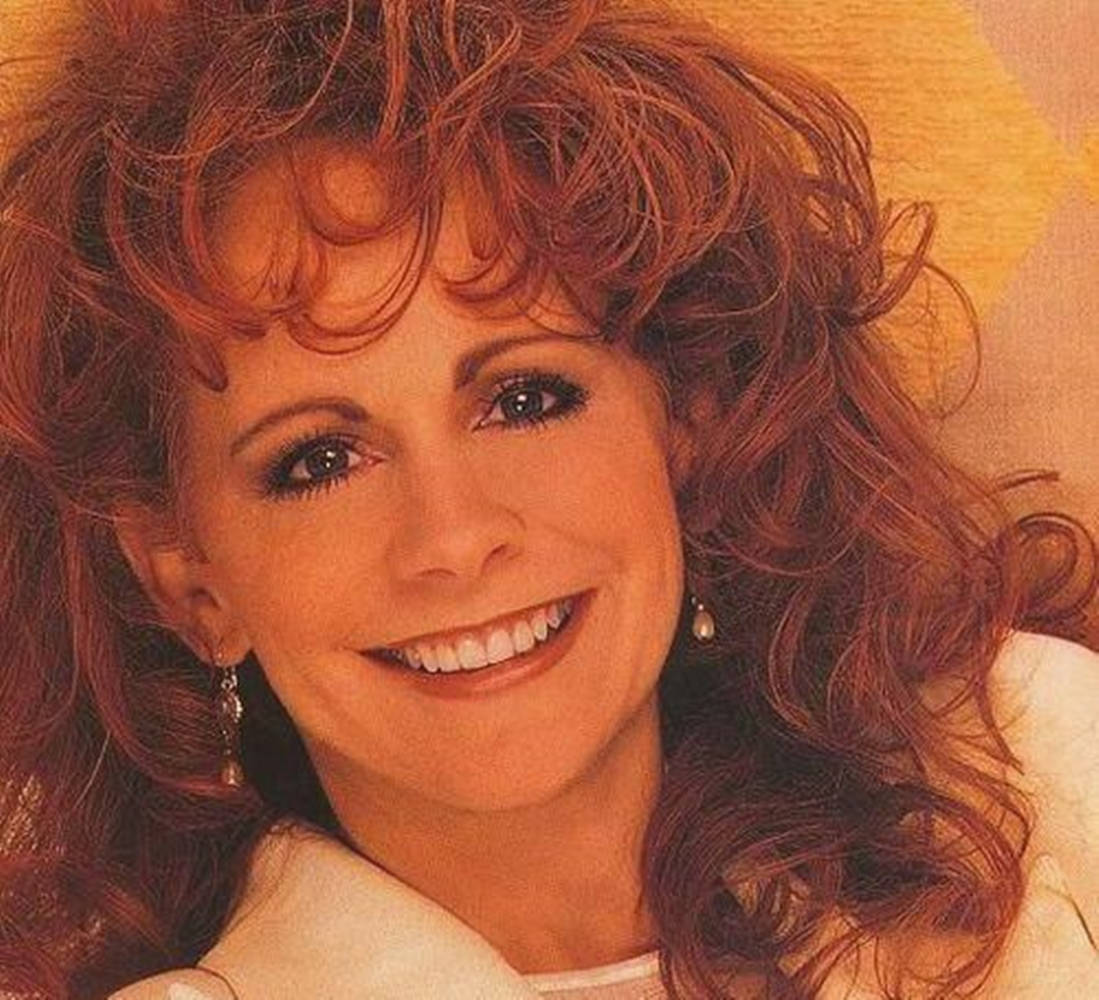 Reba Mcentire Queen Of Country Curls Wallpaper