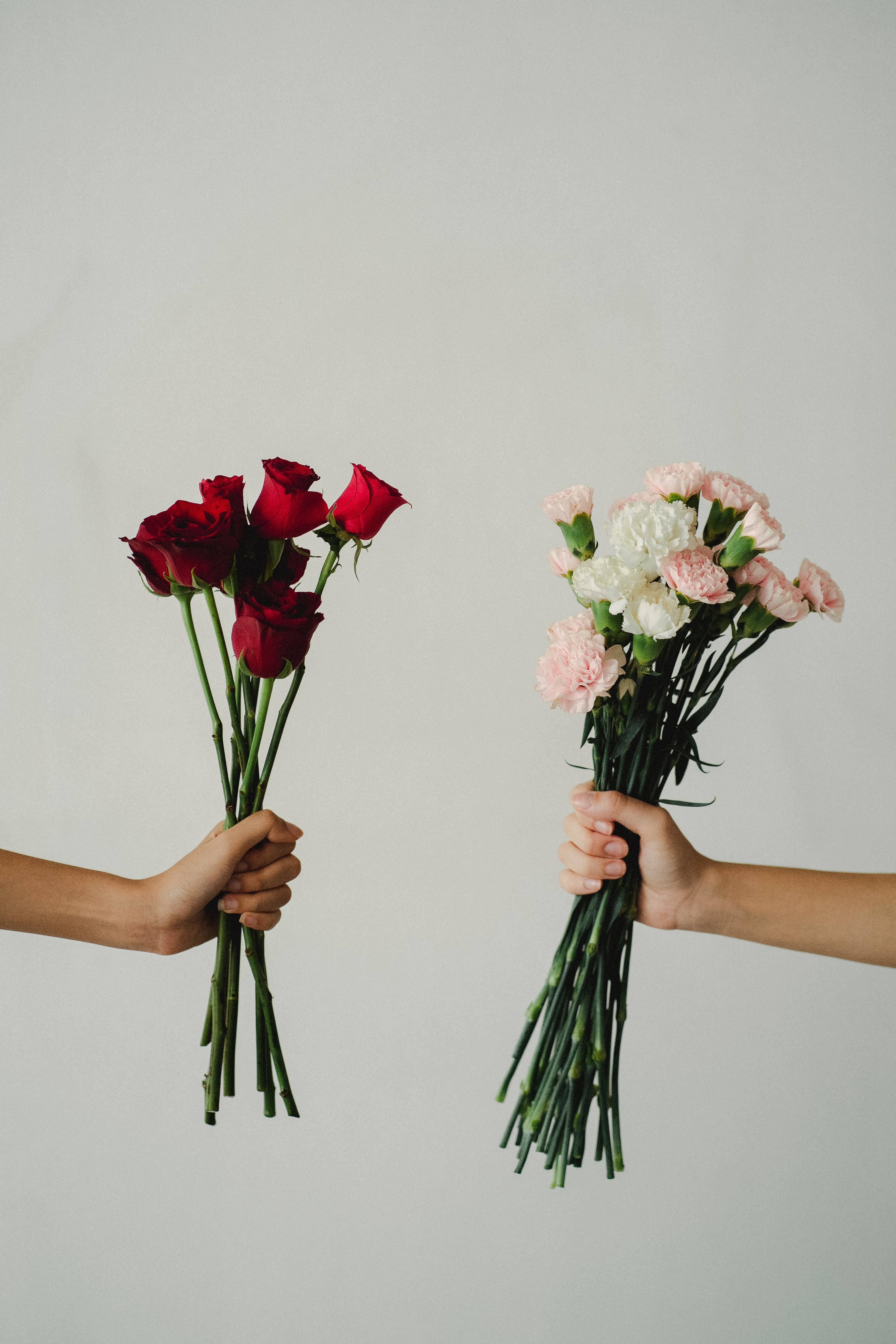 Red And Pink Bouquet Of Roses Wallpaper