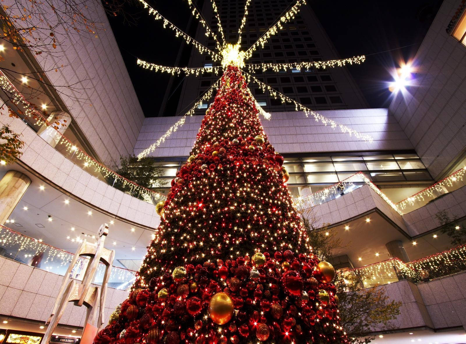 Red Christmas Tree At Shopping Mall Wallpaper