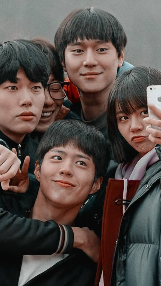 Reply 1988 Group Selfie Wallpaper