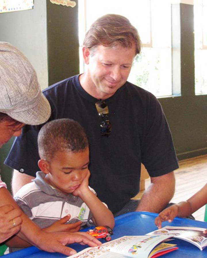 Retief Goosen Reading With A Child Wallpaper