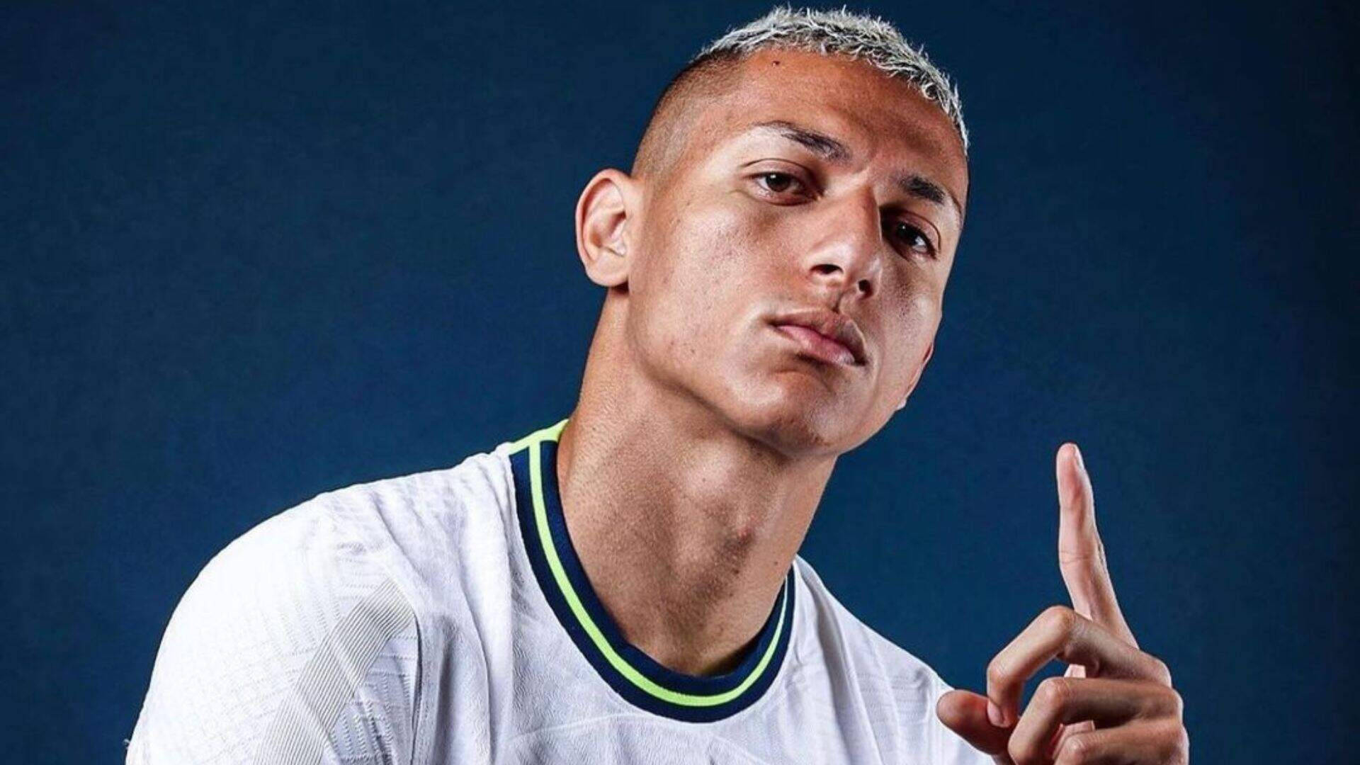 Richarlison De Andrade Holding Up A Finger Wallpaper