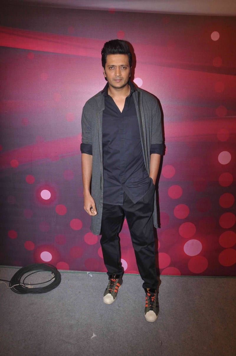 Riteish Deshmukh In Simple Black Outfit Wallpaper