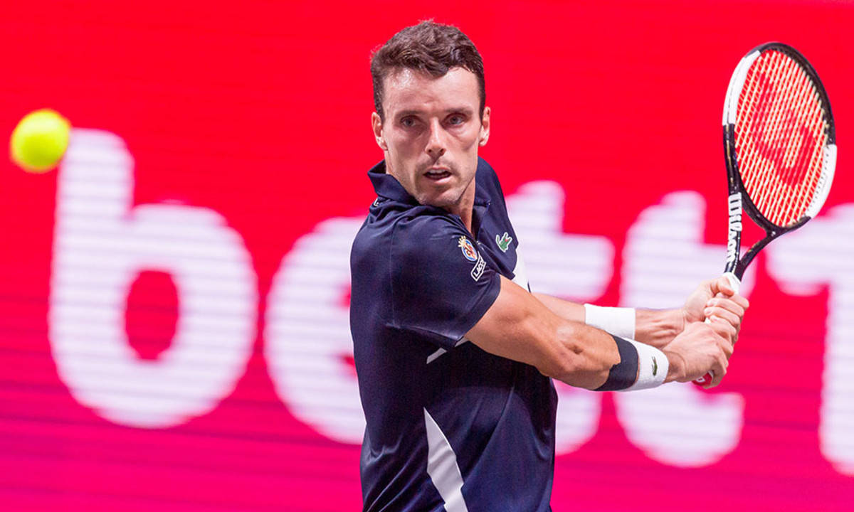 Roberto Bautista Agut Concentrated On Tennis Ball Wallpaper