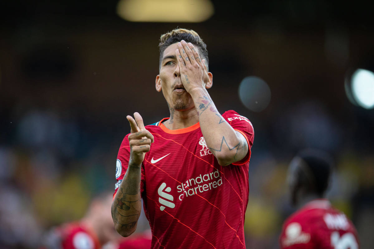 Roberto Firmino Covers Face Wallpaper