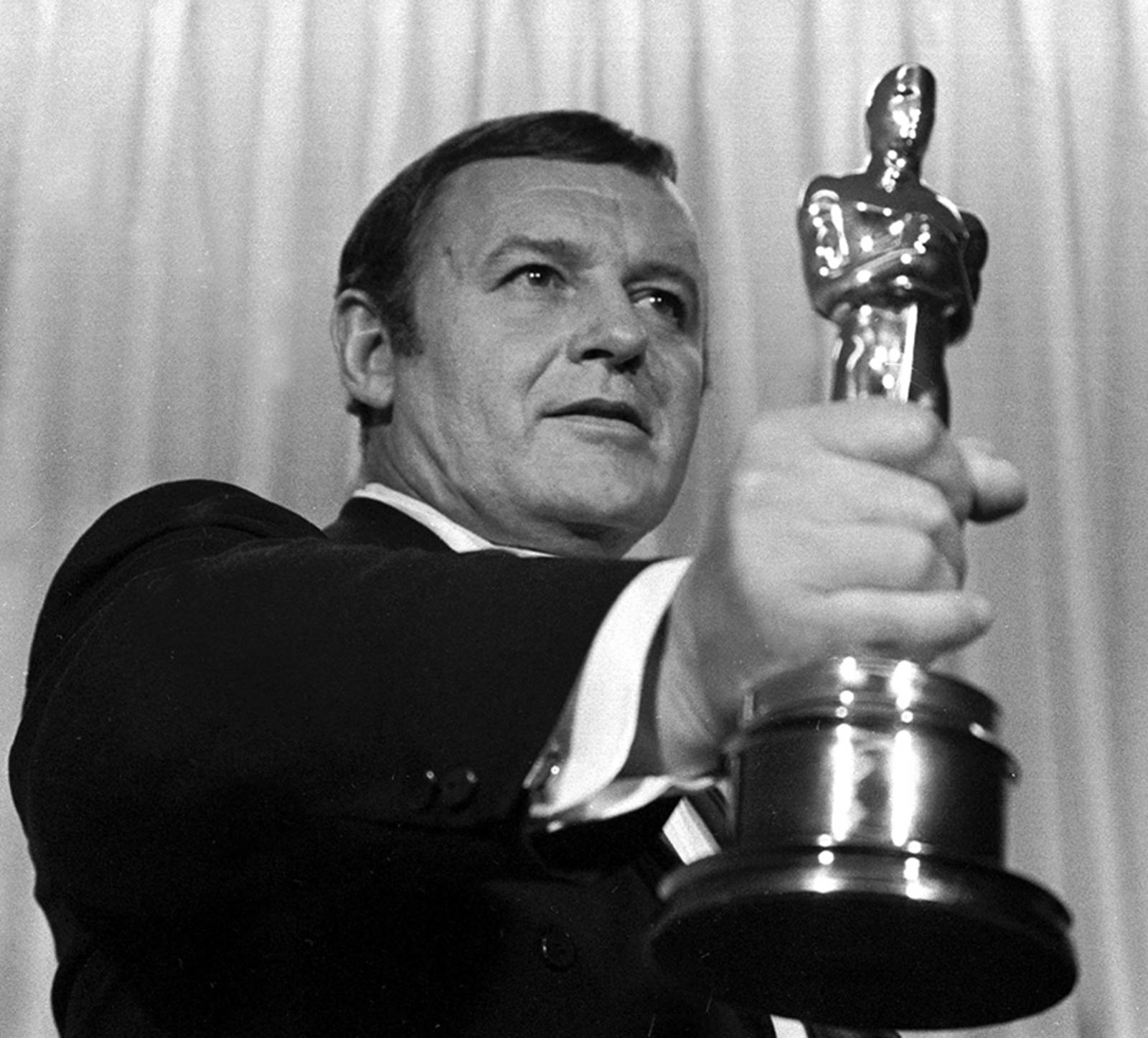 Rod Steiger Holding Oscar Award In 1968 Wallpaper