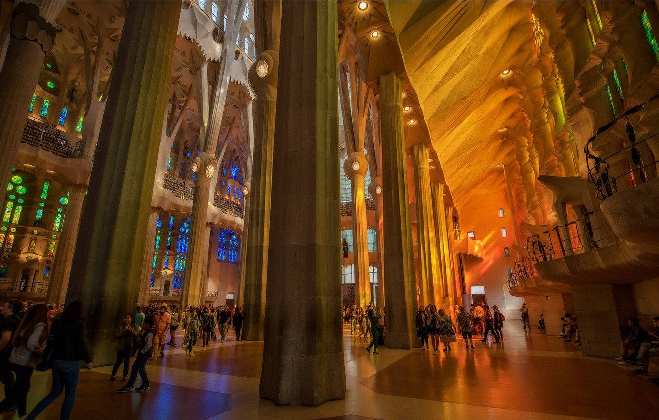 Sagrada Familia Interior Tourists Wallpaper