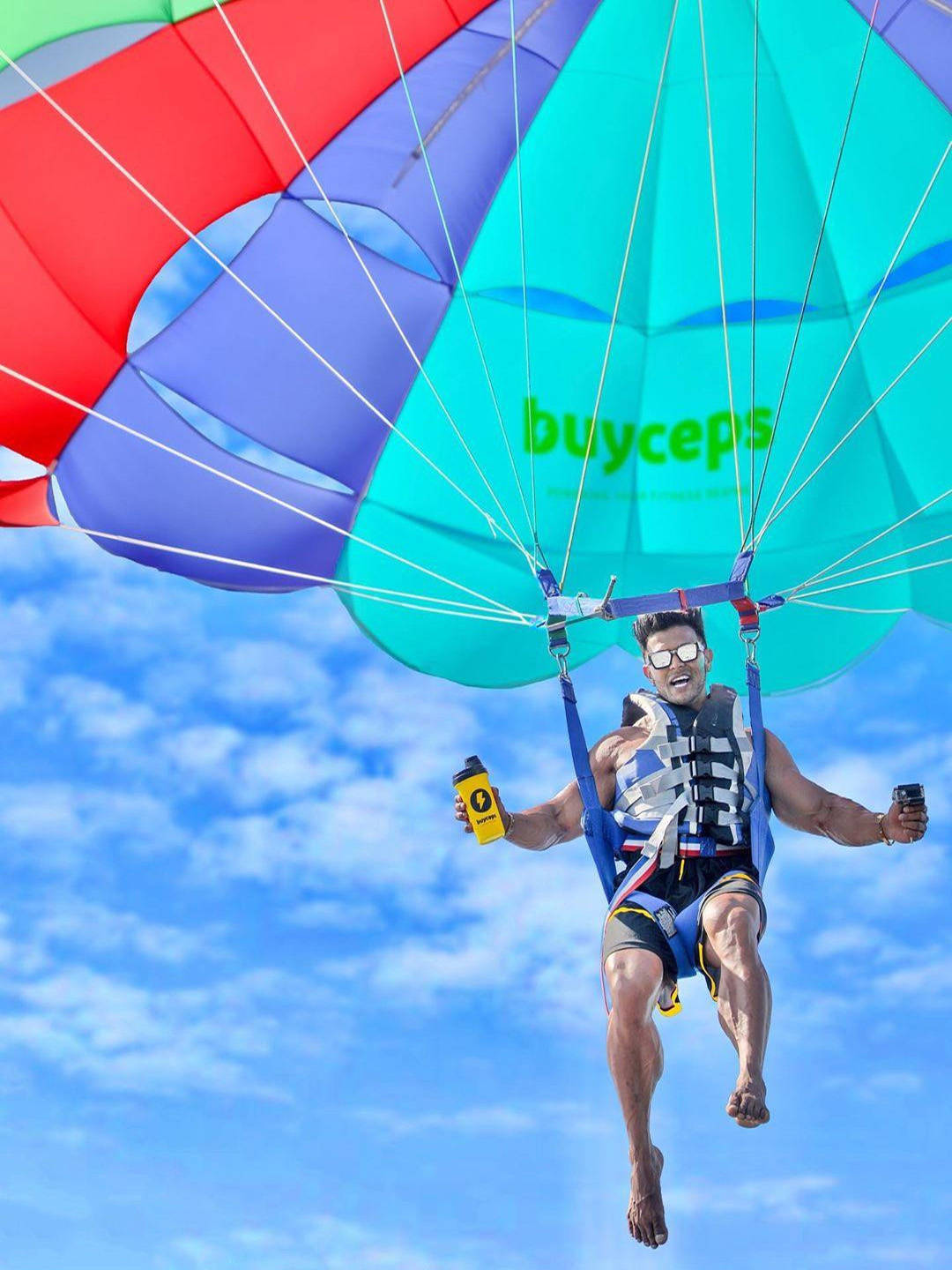 Sahil Khan Parasailing In New Delhi Wallpaper