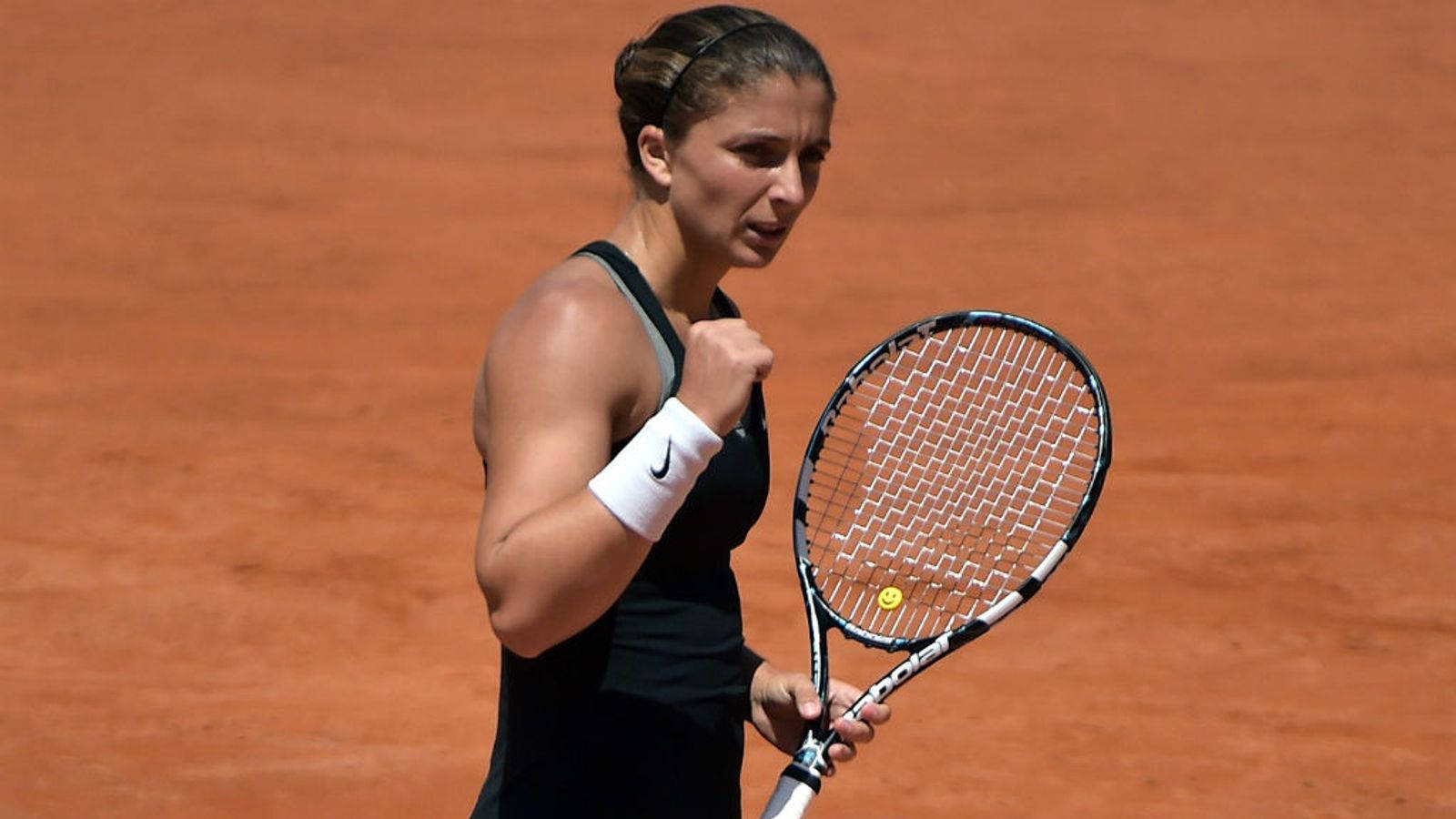 Sara Errani Clay Tennis Court Wallpaper