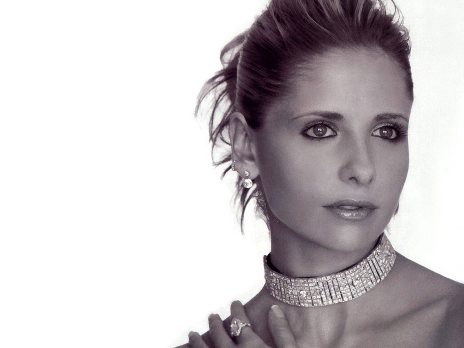 Sarah Michelle Gellar Gracefully Posing For Movieline Magazine Photoshoot Wallpaper