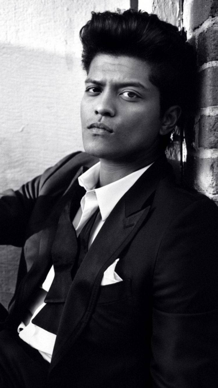 Serious And Sexy Bruno Mars Wallpaper