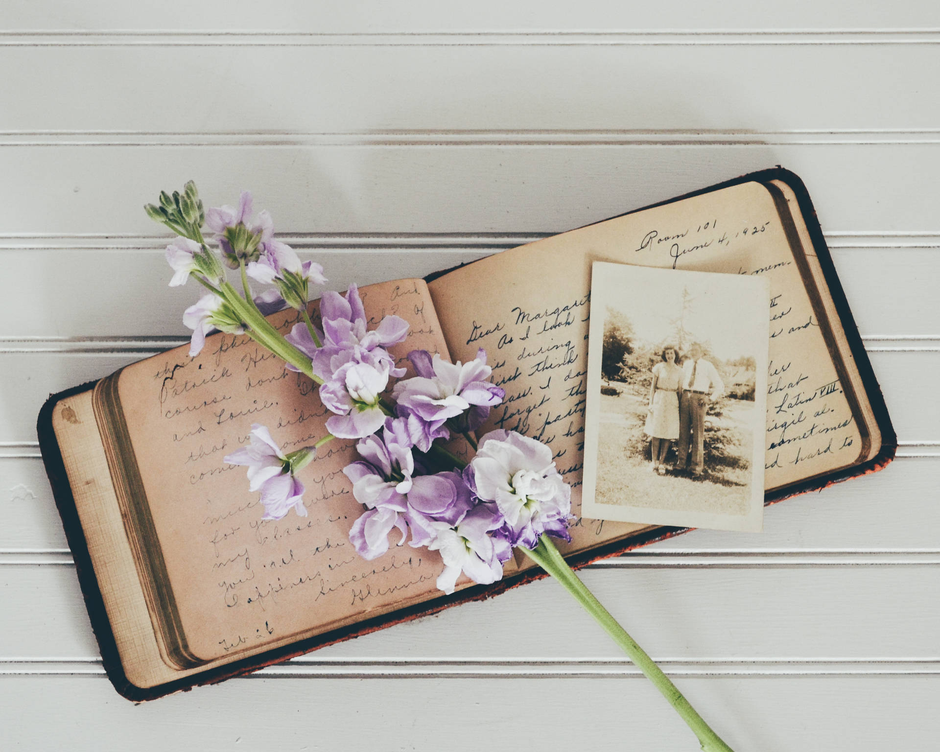 Share Your Memories In This Vintage Yellowish Diary Wallpaper