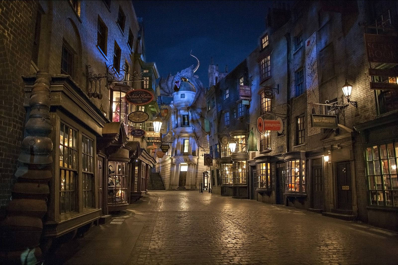 Shopping Alley Near Hogwarts Wallpaper