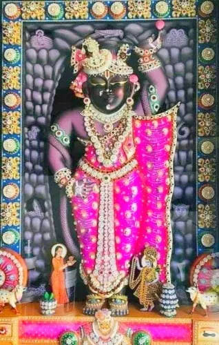 Shrinathji Statue In Pink Robe Wallpaper