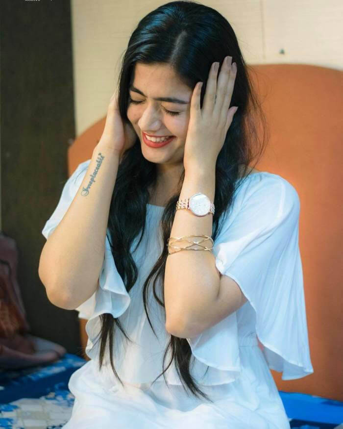 Shy Heroine Rashmika Mandanna Wallpaper