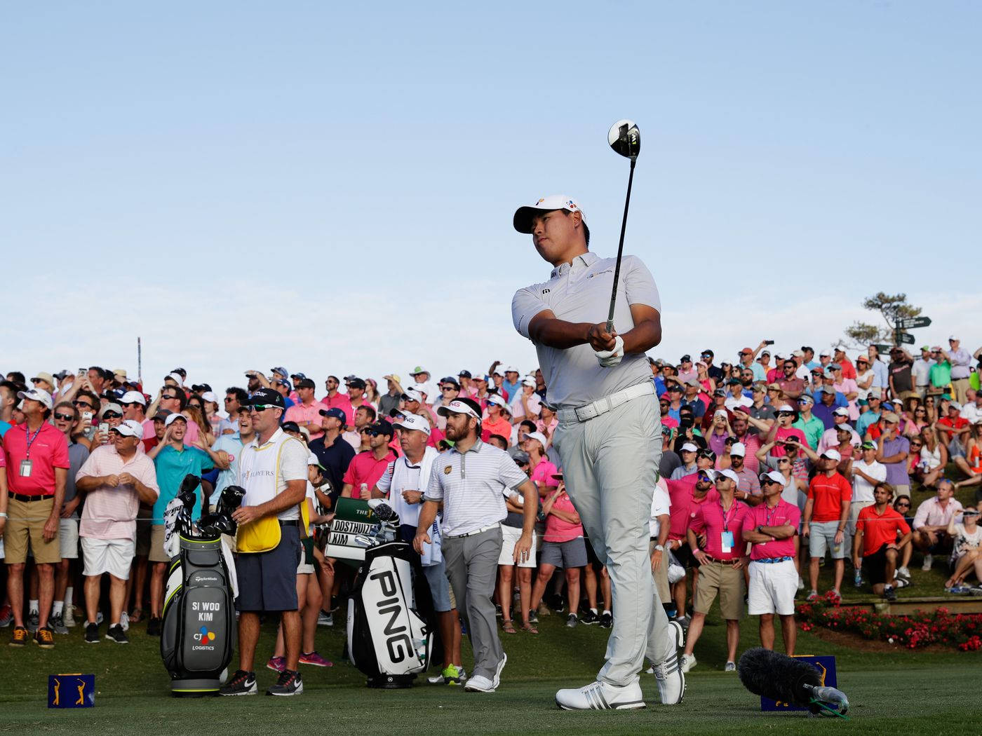 Si Woo Kim And Spectators Wallpaper