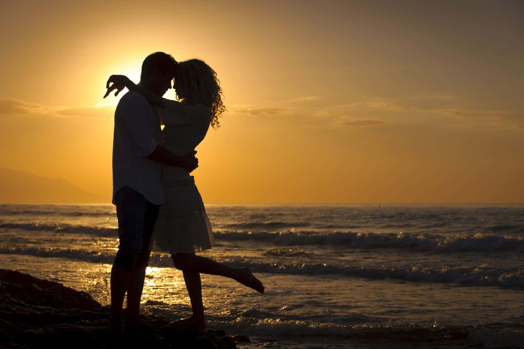 Silhouette Couple Beach Hug Wallpaper