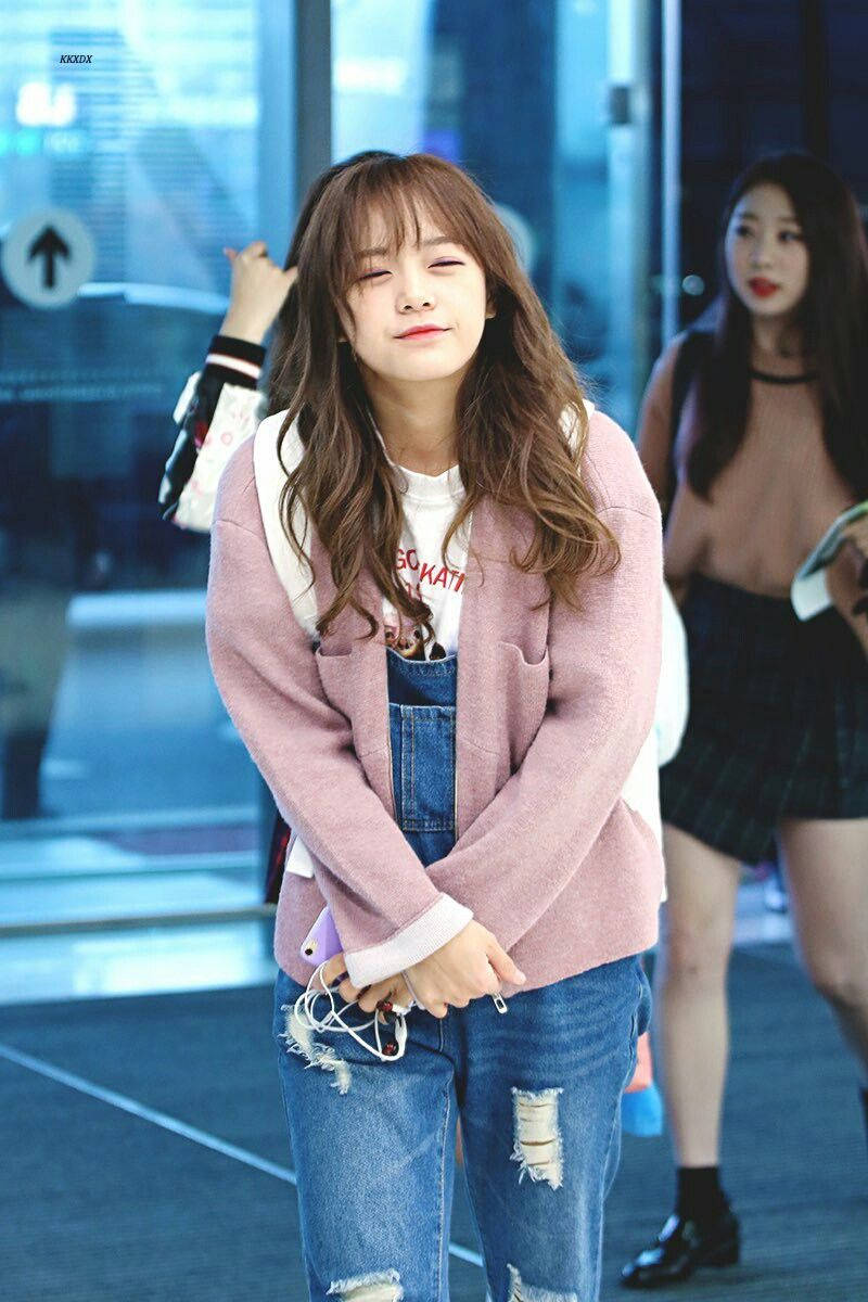 Sleepy Kim Se Jeong Wallpaper