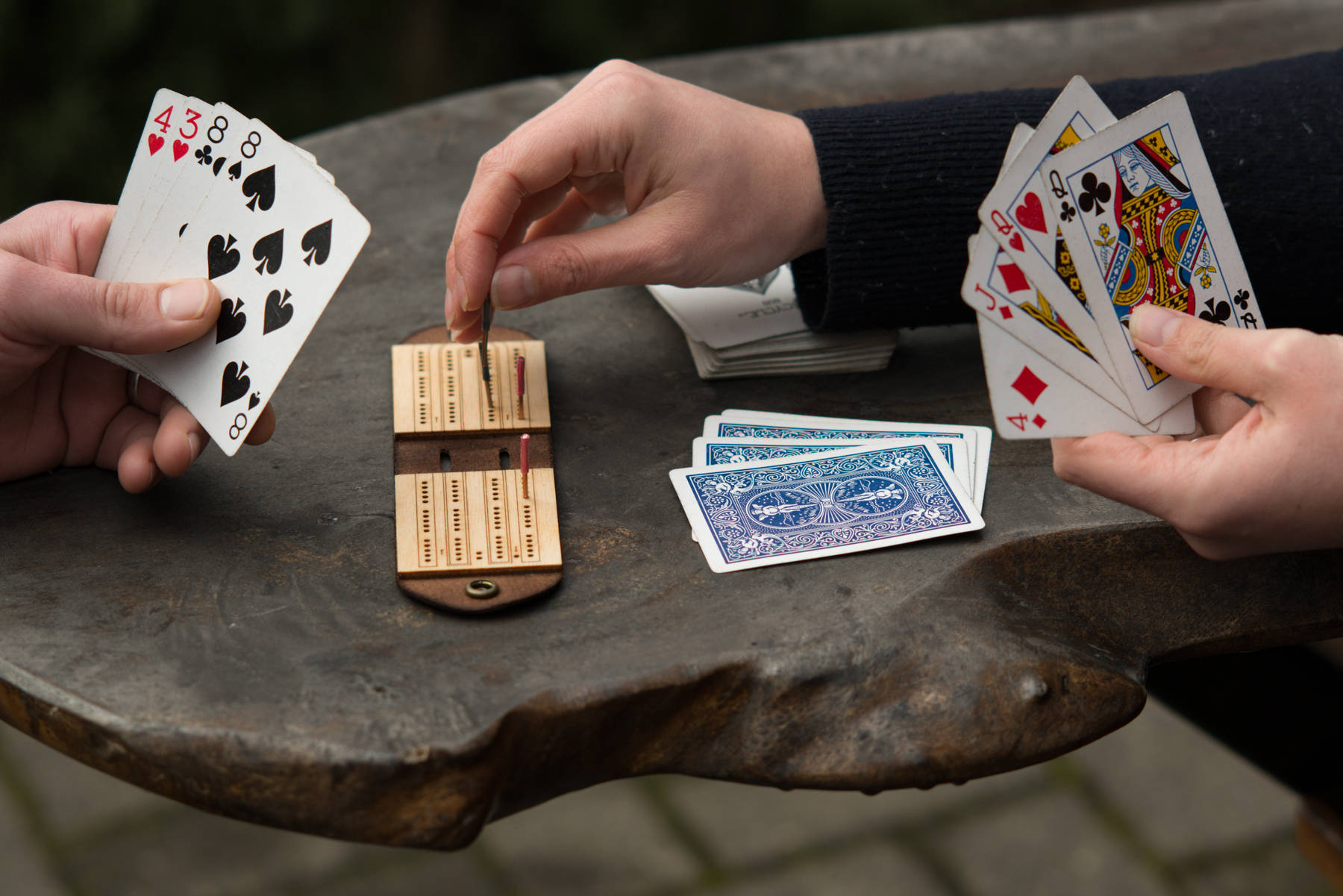 Small Cribbage Card Players Wallpaper