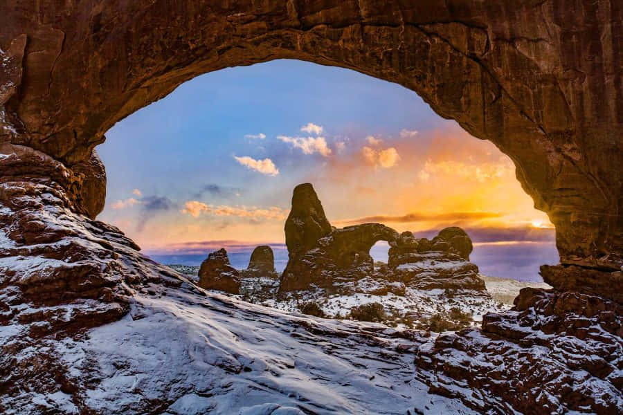 Snow-laden Delicate Arch Wallpaper