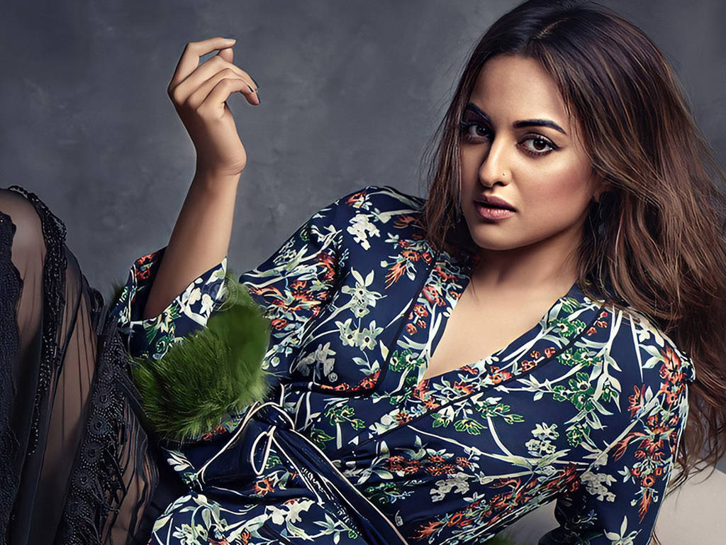 Sonakshi Sinha Chic Robe Wallpaper