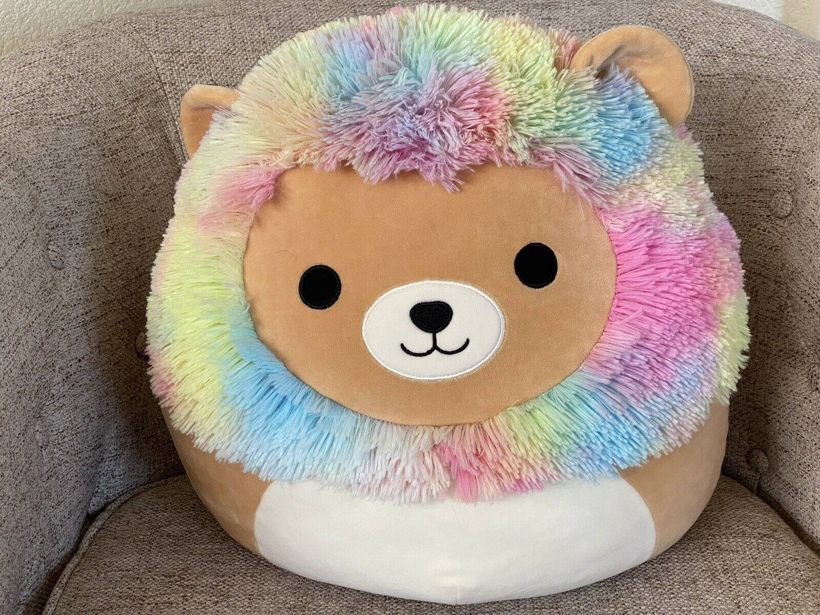 Squishmallows Lion In Sofa Wallpaper