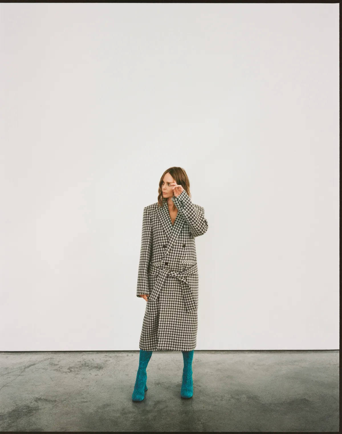 Stella Mccartney In Teal Boots Wallpaper