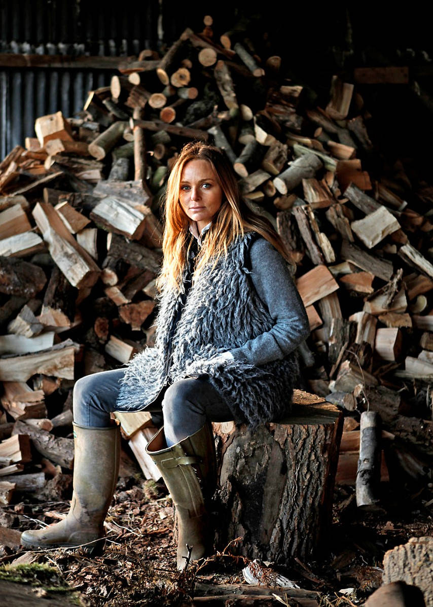 Stella Mccartney Posing On A Tree Stump Wallpaper