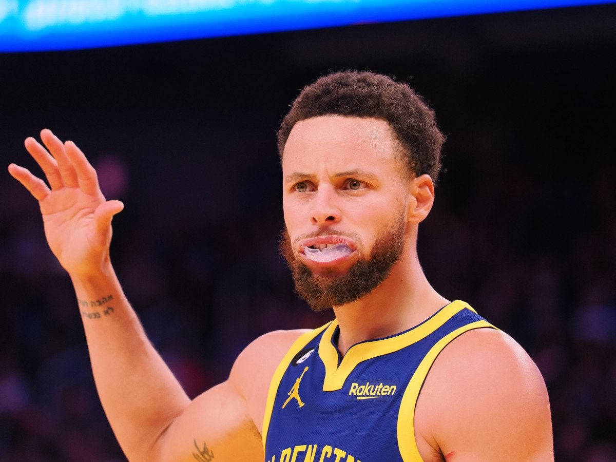 Steph Curry With Mouthguard Out Wallpaper