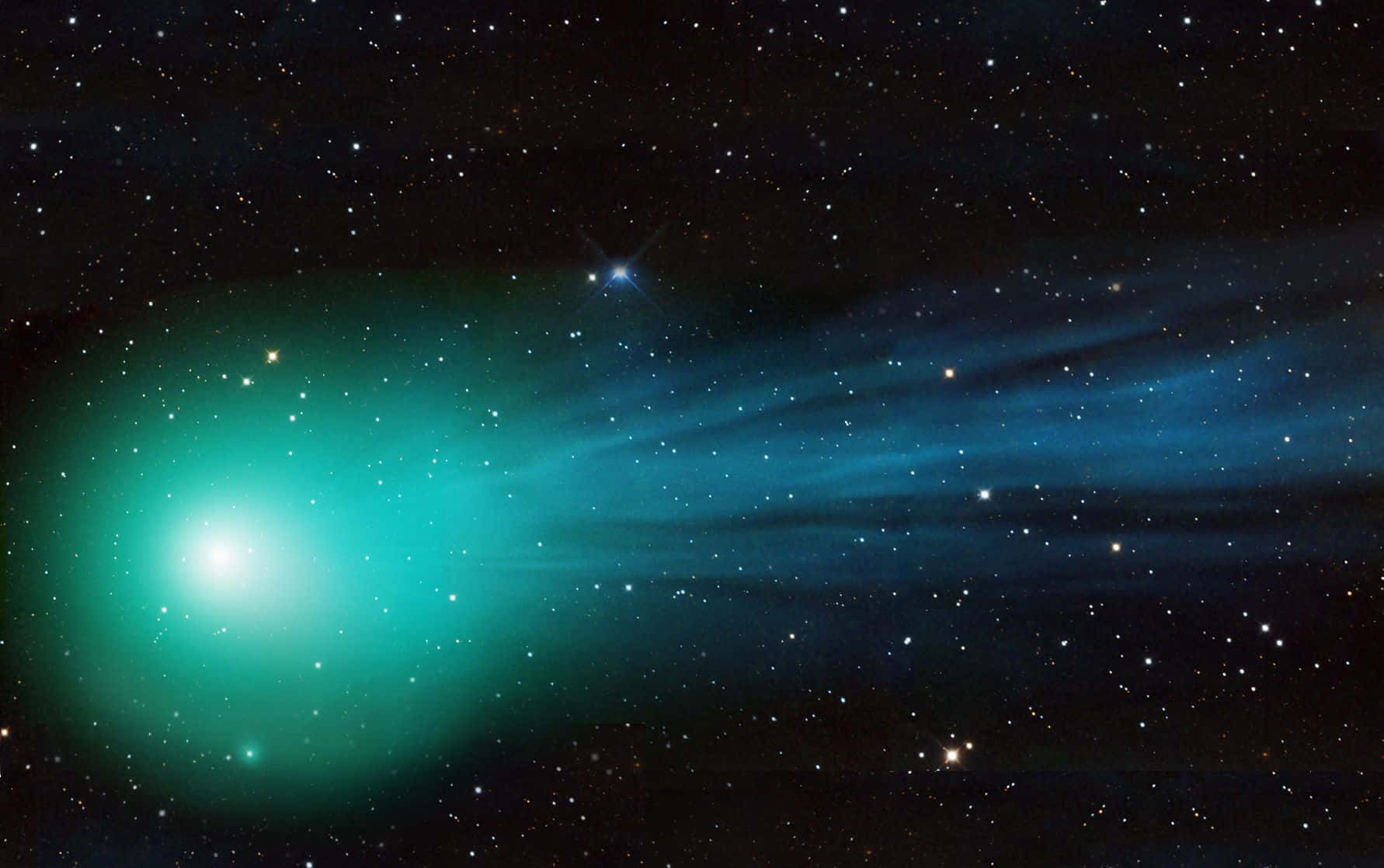 Stunning Comet In Night Sky Wallpaper