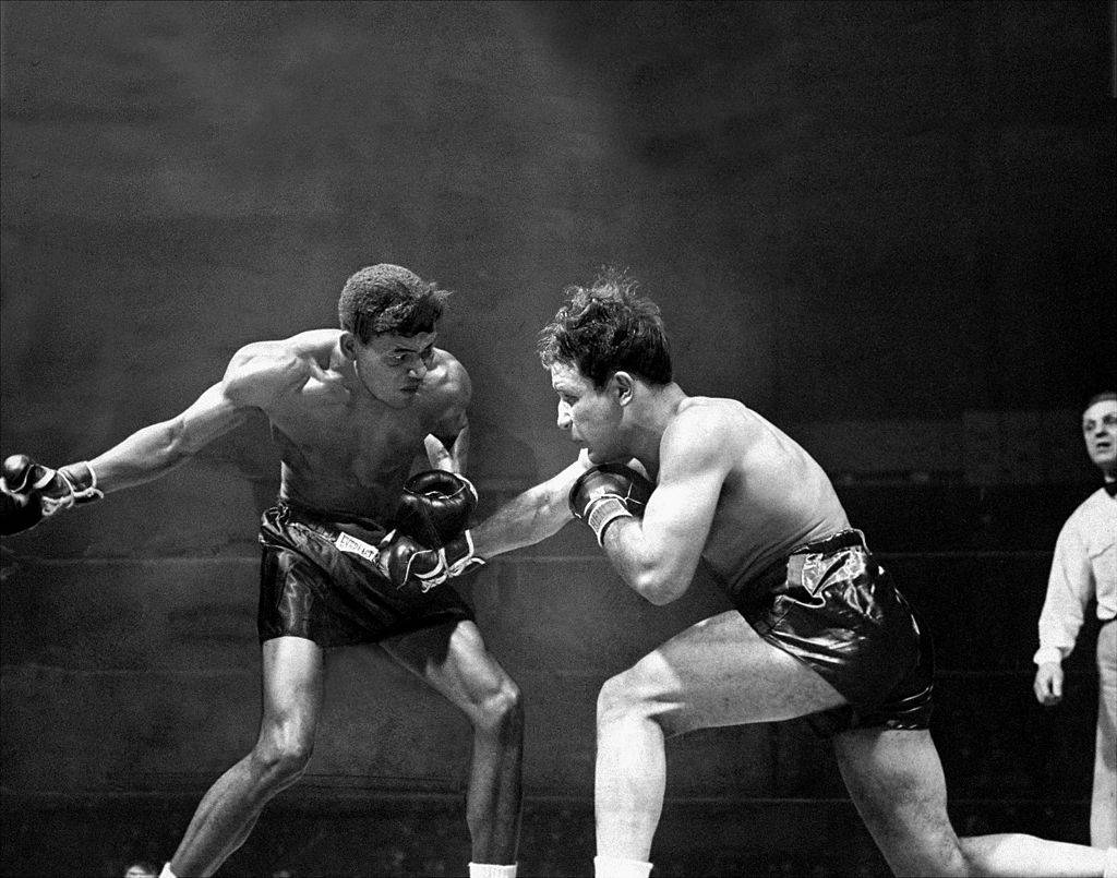 Sugar Ray Robinson Fighting Jake Lamotta Wallpaper