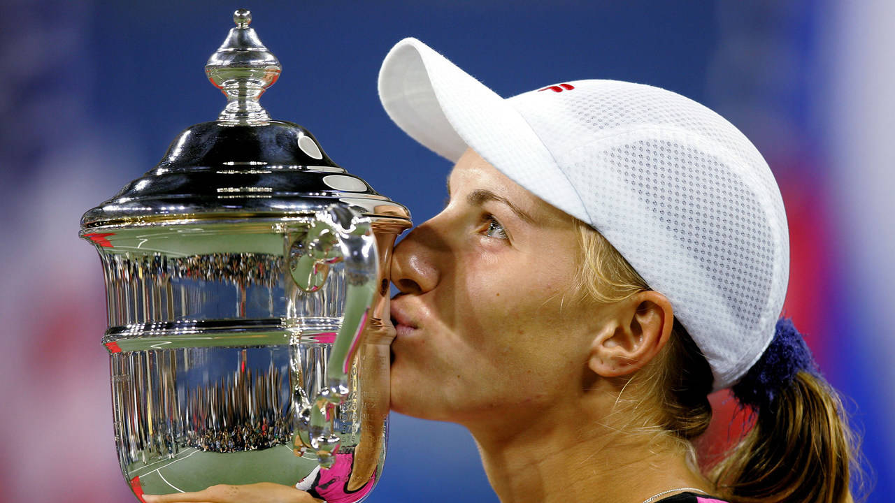 Svetlana Kuznetsova Triumphantly Kissing Her Trophy Wallpaper