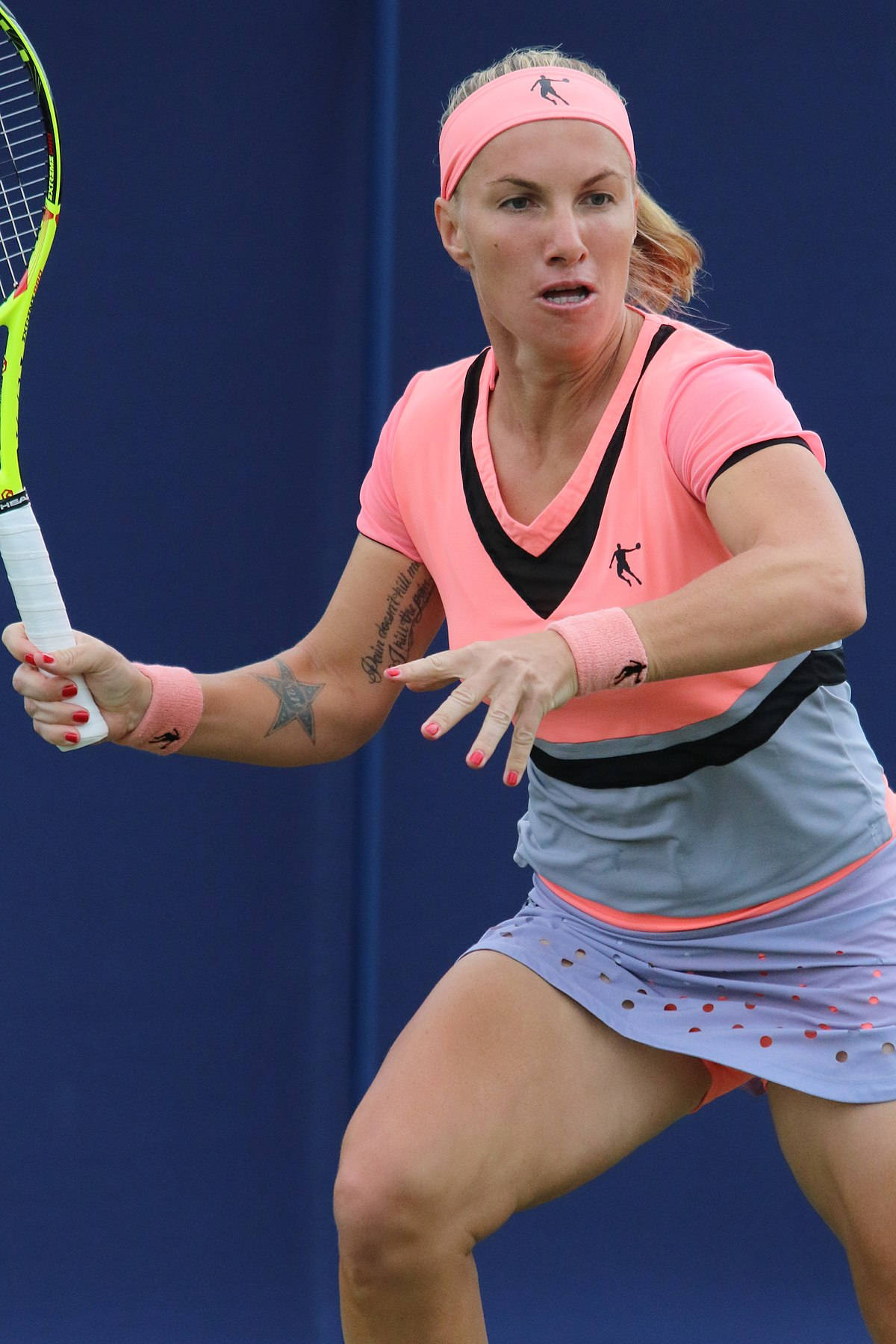 Svetlana Kuznetsova Wearing A Pink Headband On Court Wallpaper