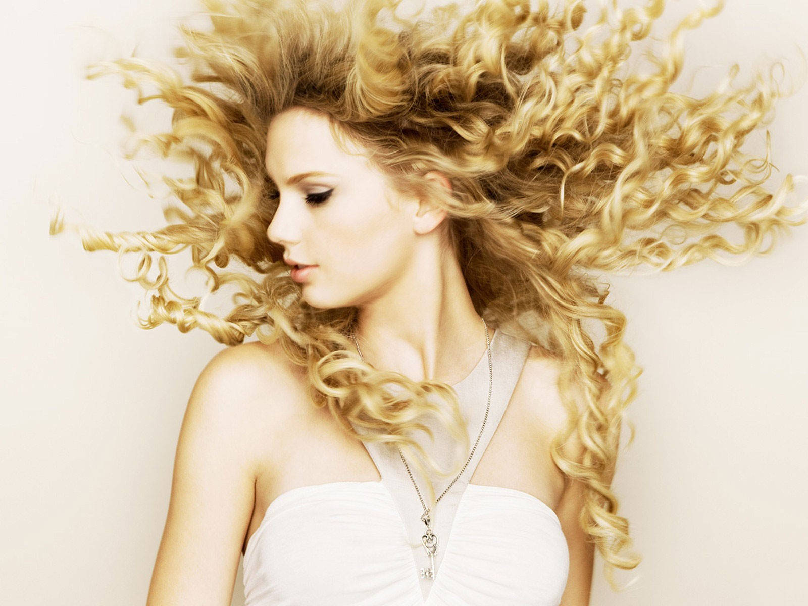 Taylor Swift Heavy Curls Wallpaper