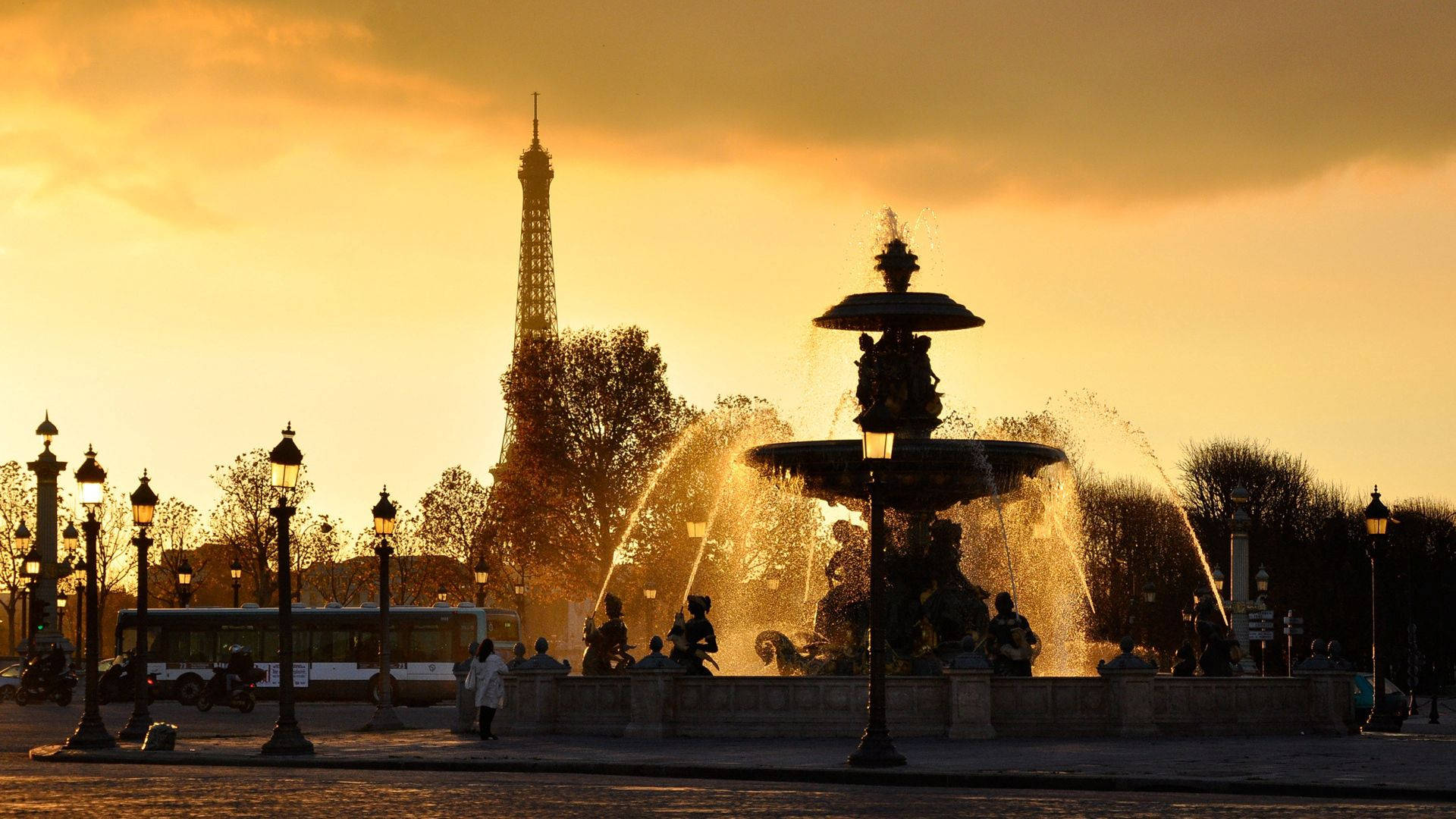 The Beauty Of The City Of Paris At Dusk, As Illuminated By The Sunset Over Place De La Concorde. Wallpaper