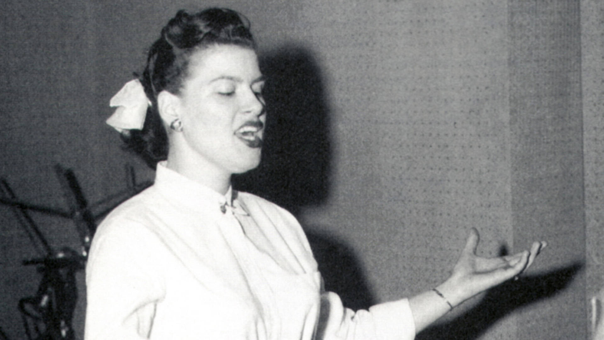 The Iconic Singer Patsy Cline Performing Wallpaper