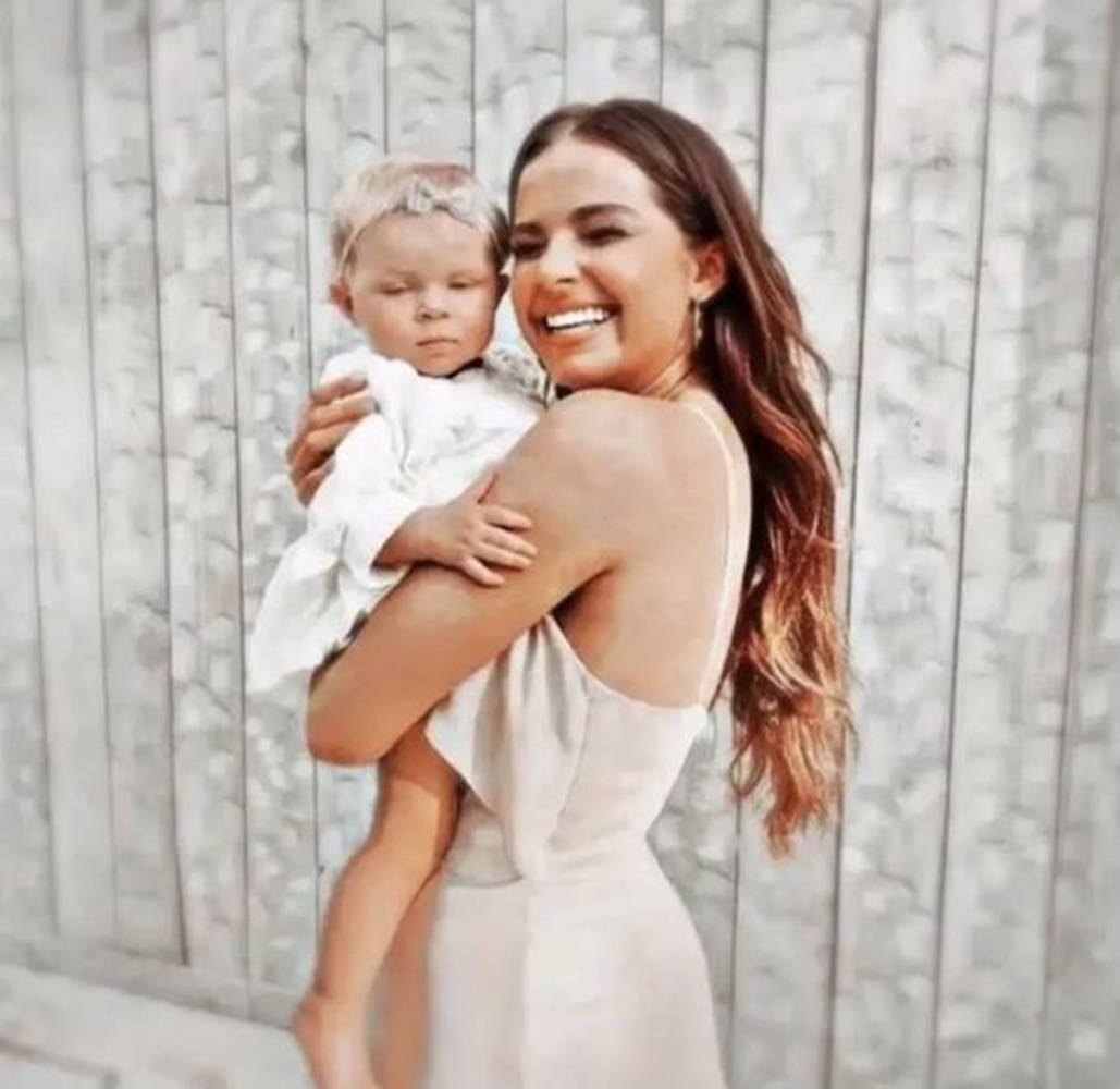 Tiktok Personality Addison Rae Pfp And Baby Wallpaper