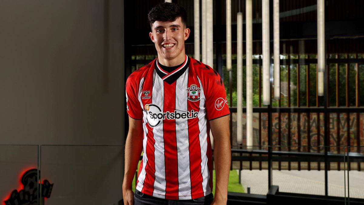 Tino Livramento For Southampton Fc Wallpaper