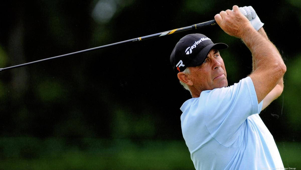 Tom Lehman Golfing In A Field Wallpaper