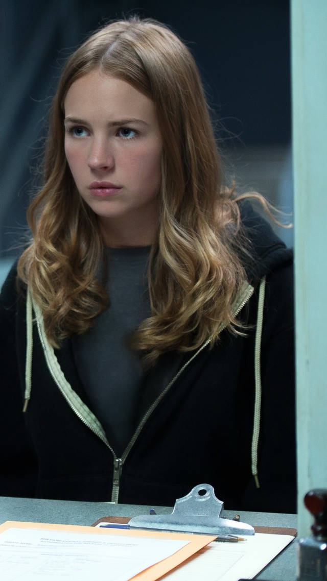 Tomorrowland Movie Casey In Black Jacket Wallpaper