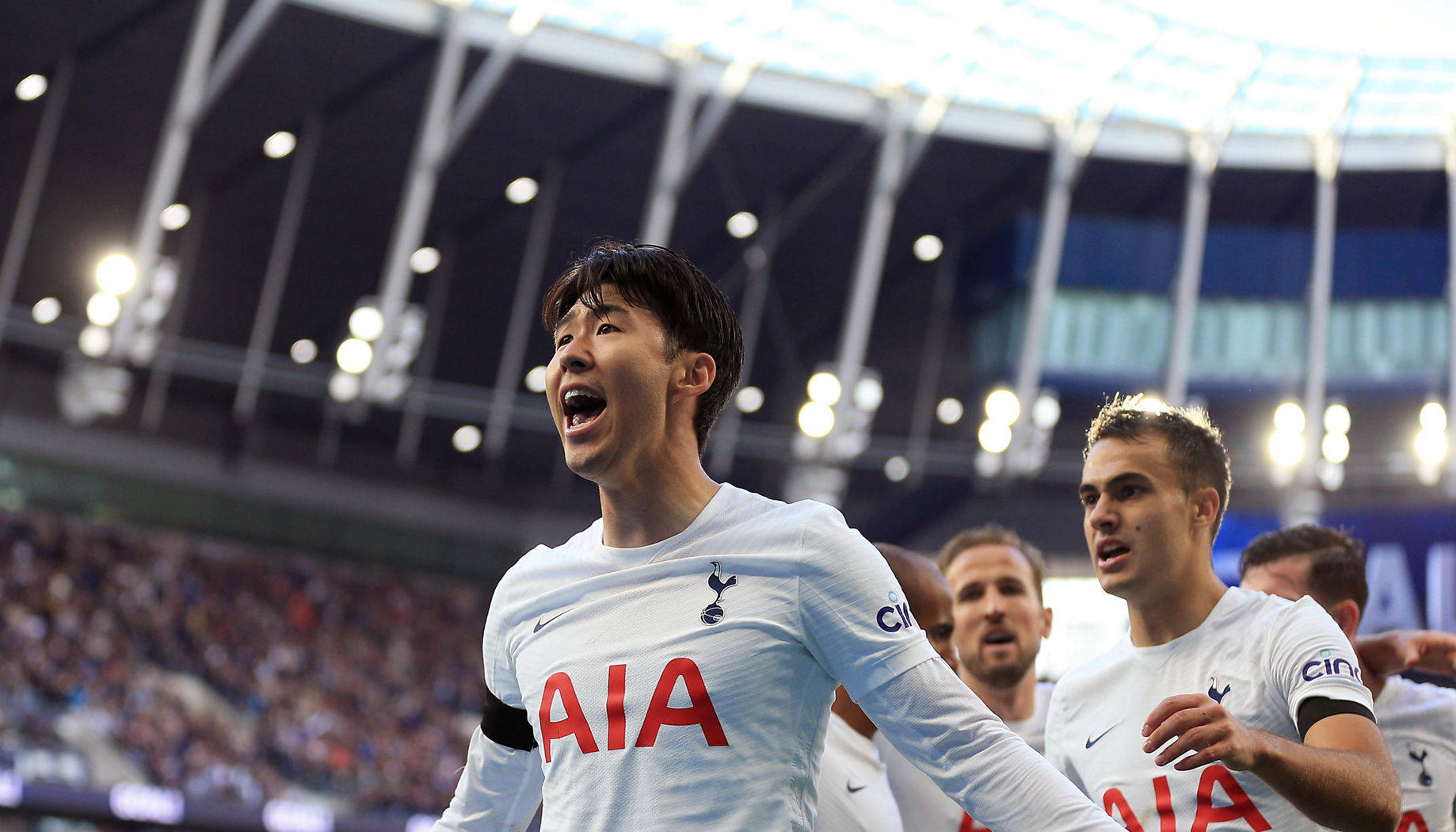 Tottenham Hotspurs Fc Son Heung-min Cheering Wallpaper