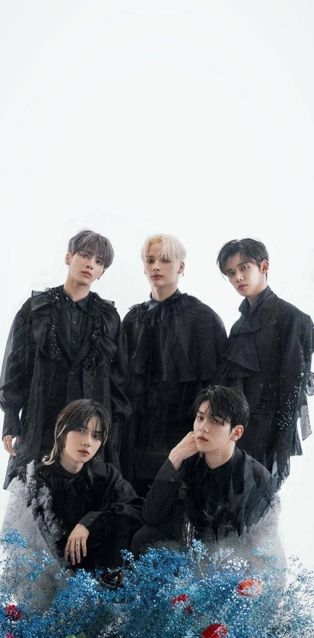 Txt Wearing Black Ruffle Sleeves Wallpaper