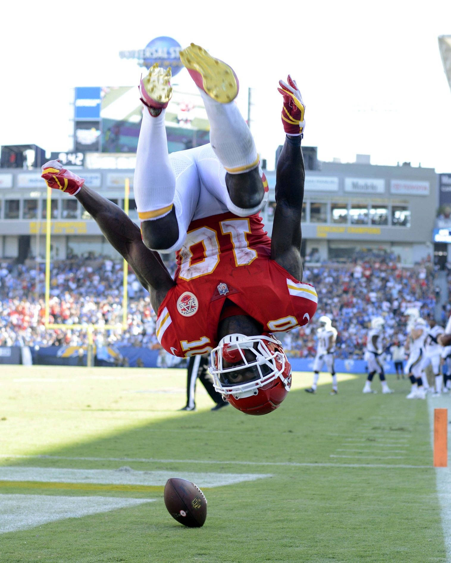 Tyreek Hill Flip Jump Wallpaper