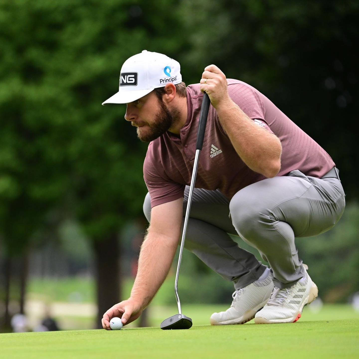 Tyrrell Hatton Celebrates His Golfing Victory Wallpaper