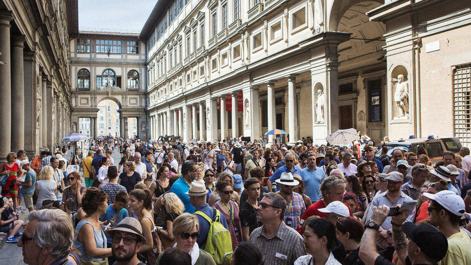 Uffizi Gallery Facade Tourist Crowd Wallpaper