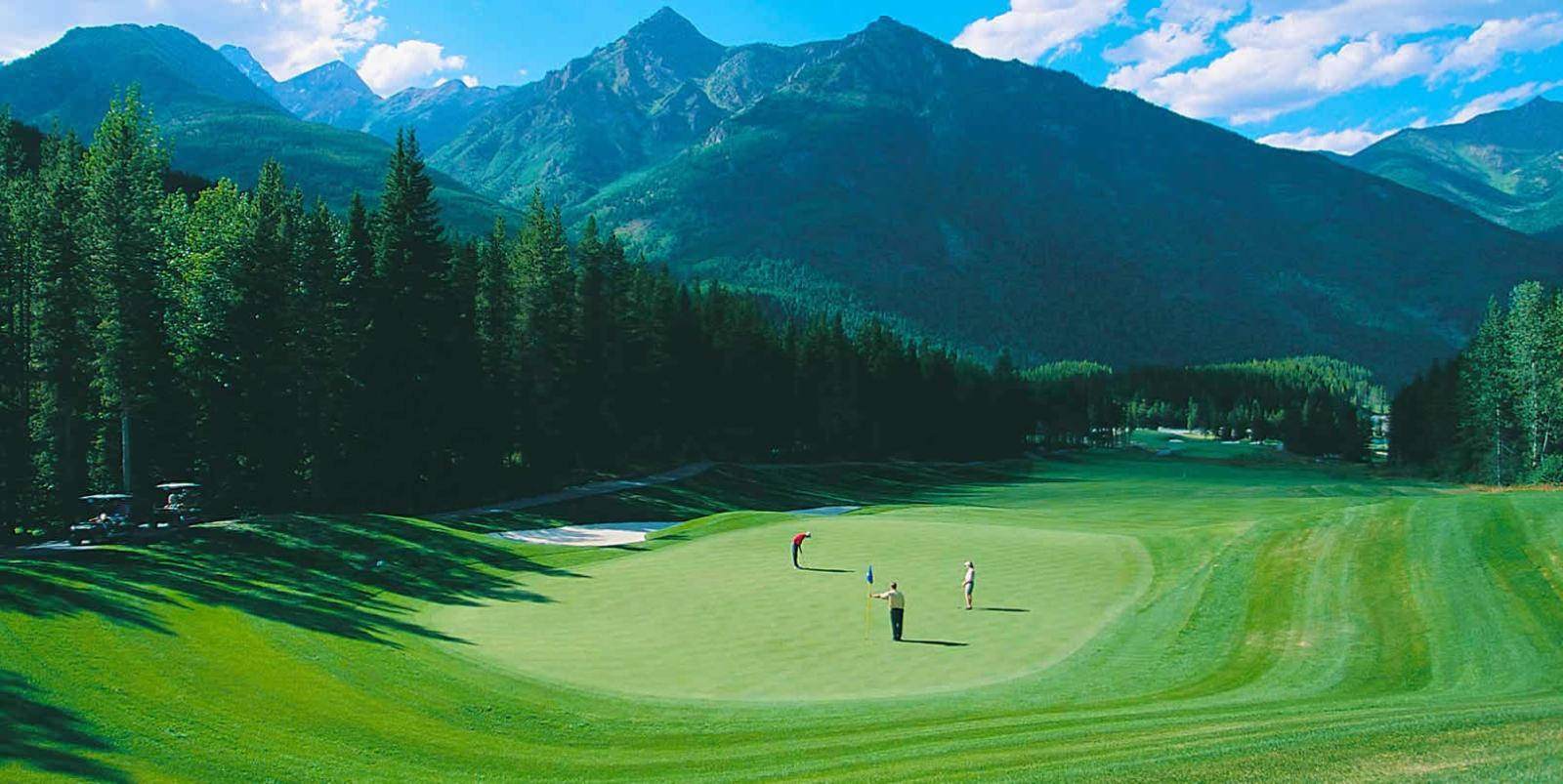 Ultra Hd Golf Green Mountains Wallpaper