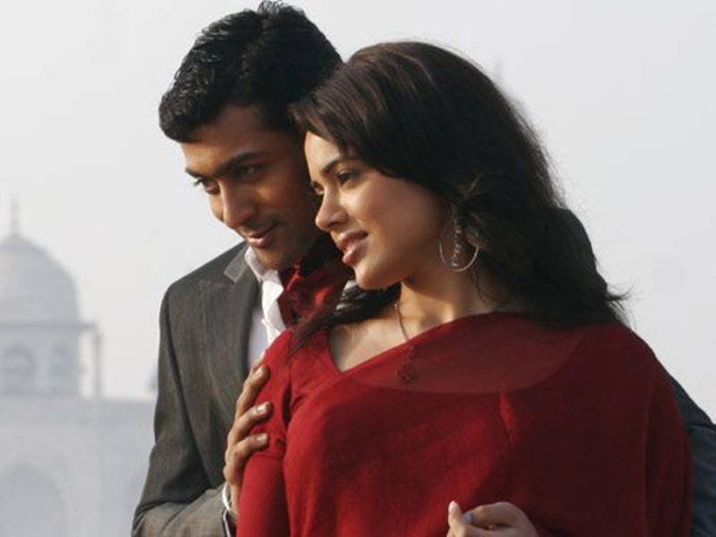 Vaaranam Aayiram Surya Looking To The Side Wallpaper