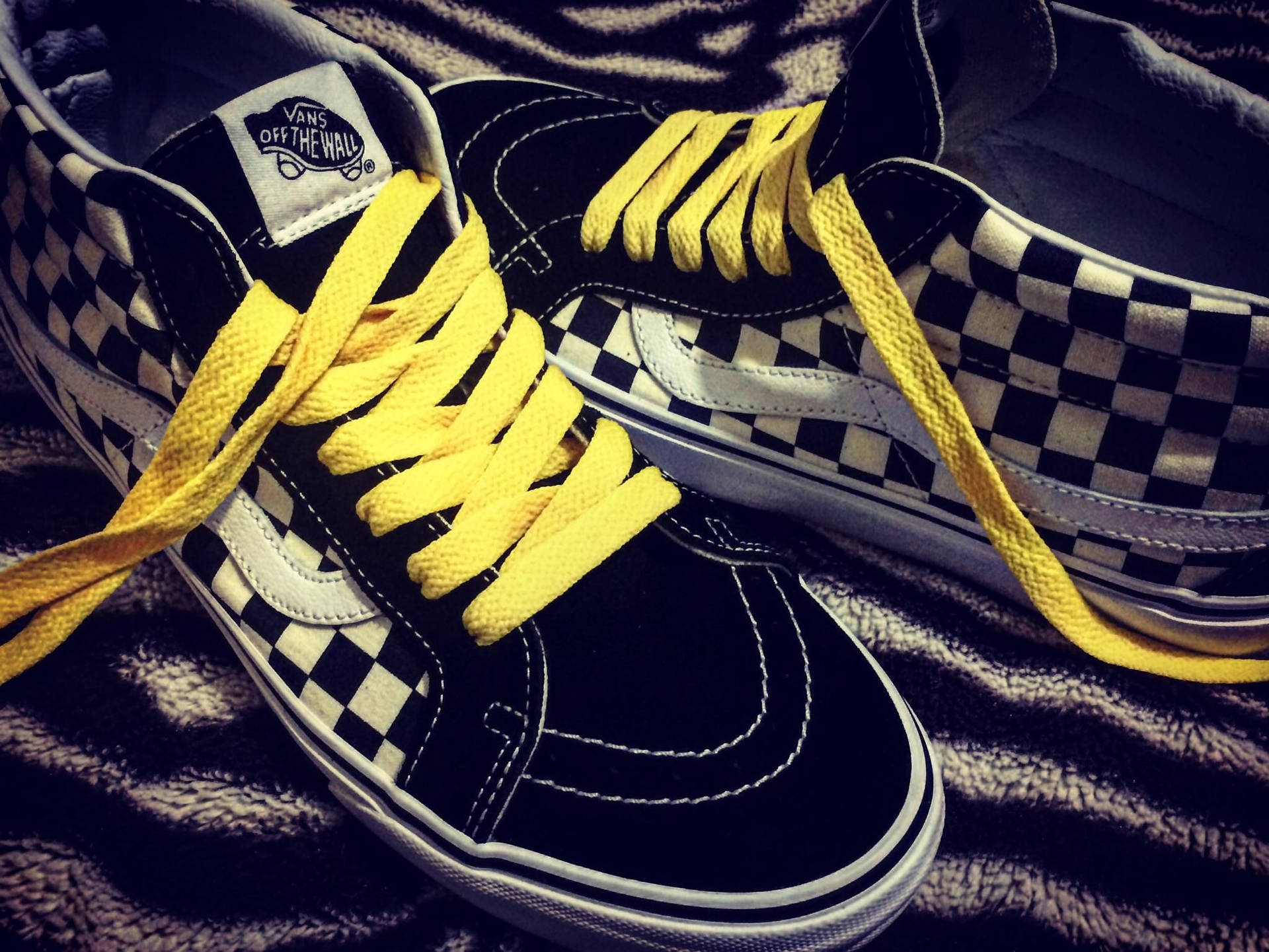 Black vans yellow laces online